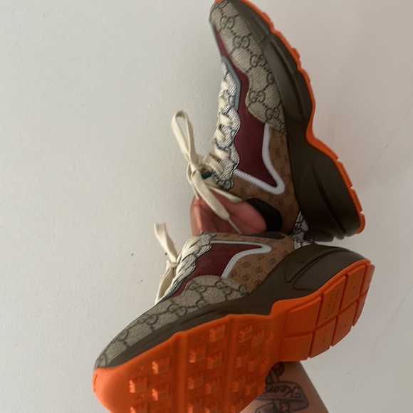 Hello, I am selling these gorgeous multi- colored Gucci sneakers in a size 38. - Picture 3 of 8